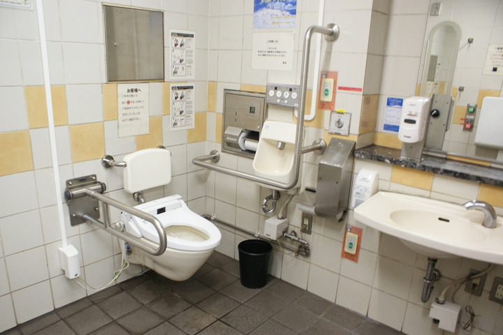 都営浅草線東日本橋駅 車イスで行けるトイレ情報サイト Yorisou ヨリソウ 利用者の方へ安心と優しさを届ける本物の情報を